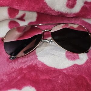 NWT AVIATOR GOLD AND ROSE GOLD SUNGLASSES